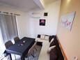 Drvenik Mali, Sala de estar in the apartment, air condition available y WiFi.