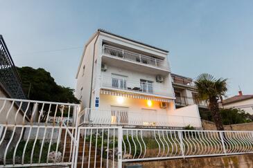 Objekt Crikvenica, Crikvenica, Objekt 16788 - Apartmaji s prodnato plažo.