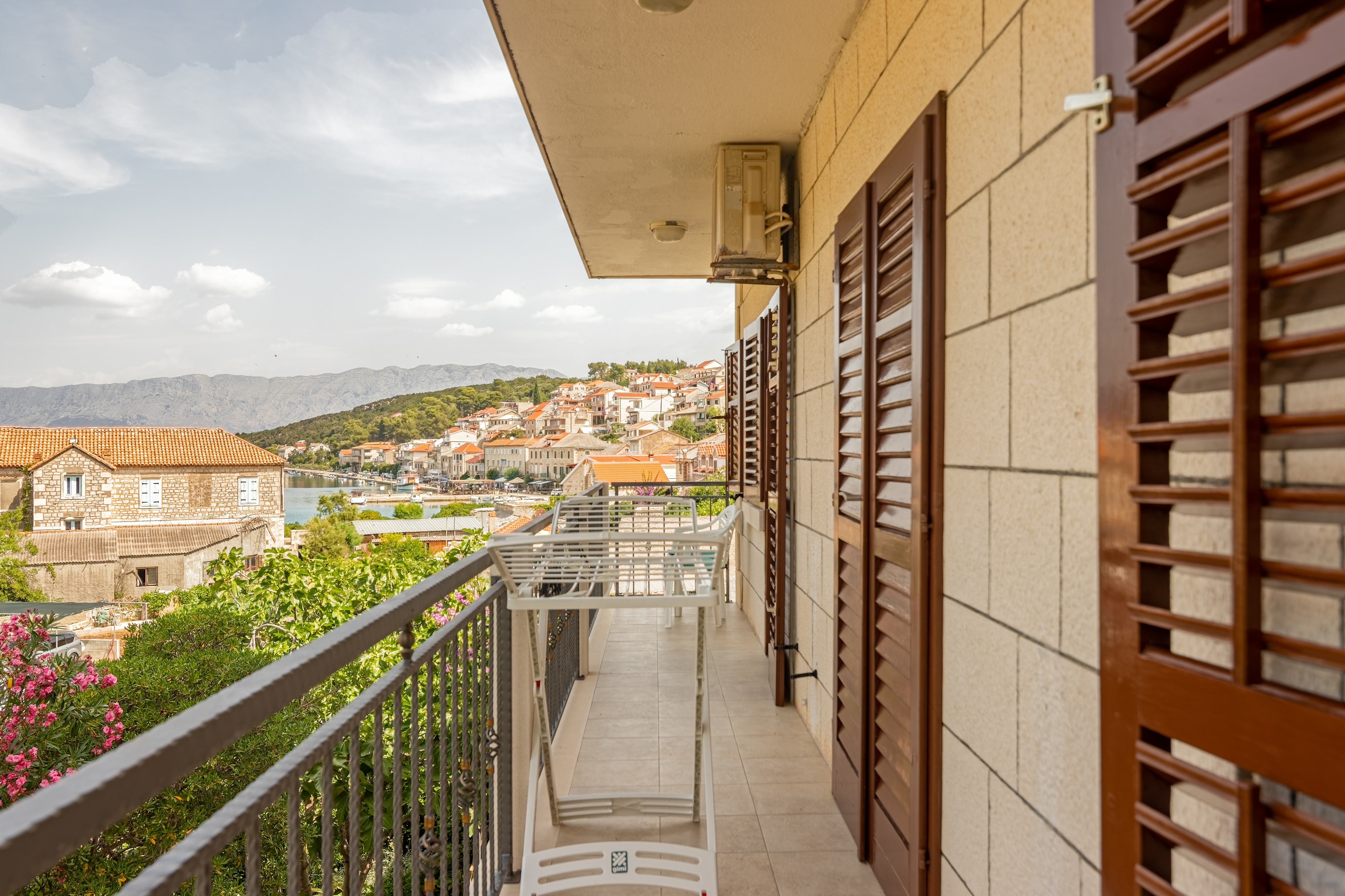 Three bedroom apartment with terrace Povlja, Brač  A-a