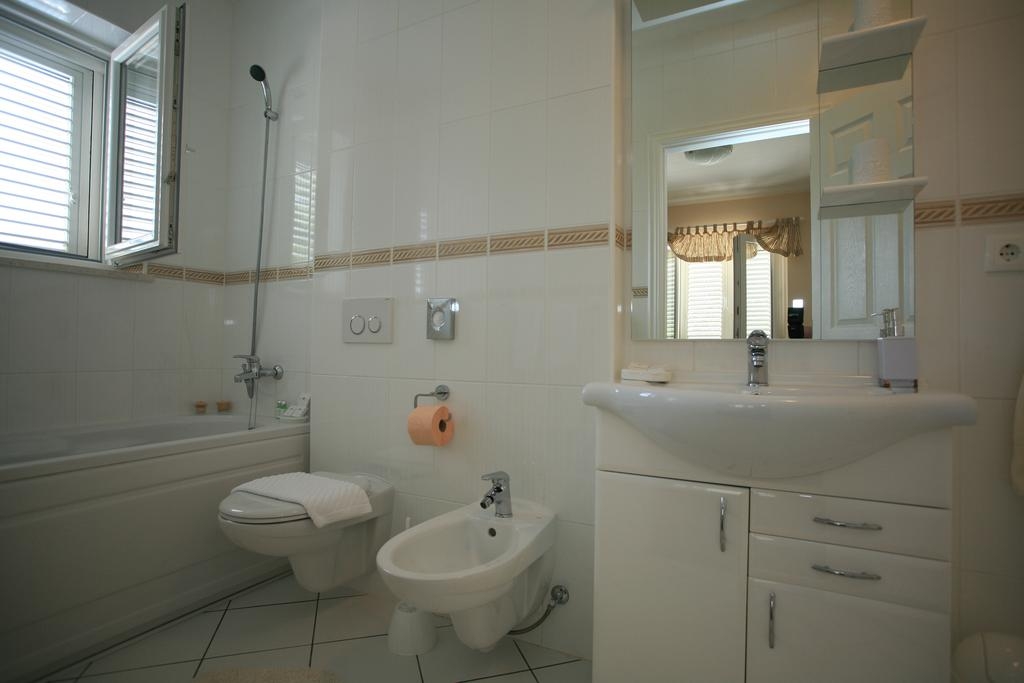 Four bedroom house with terrace and sea view Sumartin, Brač  K