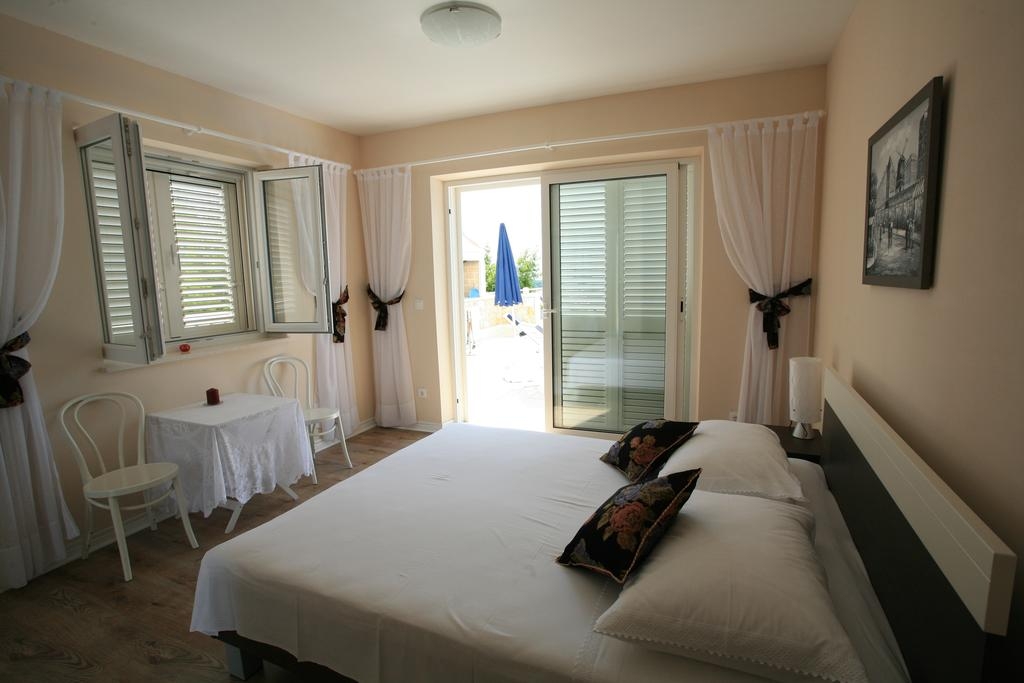 Four bedroom house with terrace and sea view Sumartin, Brač  K