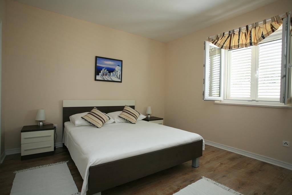 Four bedroom house with terrace and sea view Sumartin, Brač  K