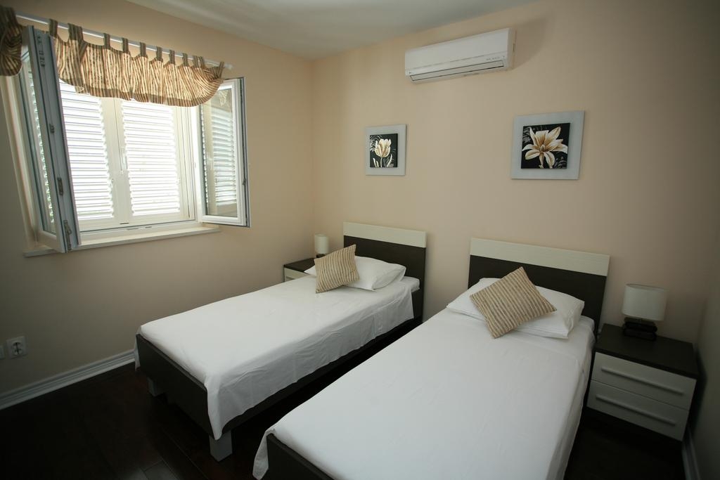 Four bedroom house with terrace and sea view Sumartin, Brač  K