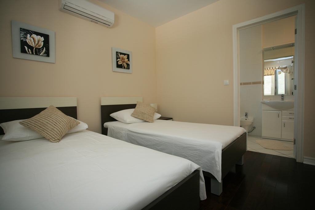 Four bedroom house with terrace and sea view Sumartin, Brač  K