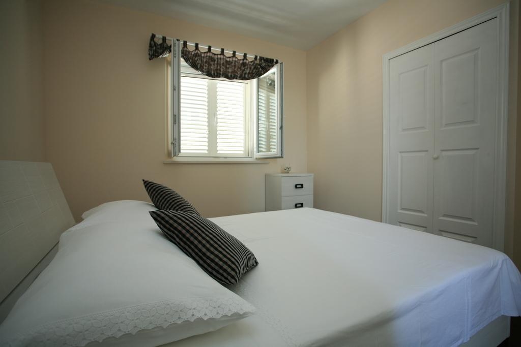 Four bedroom house with terrace and sea view Sumartin, Brač  K