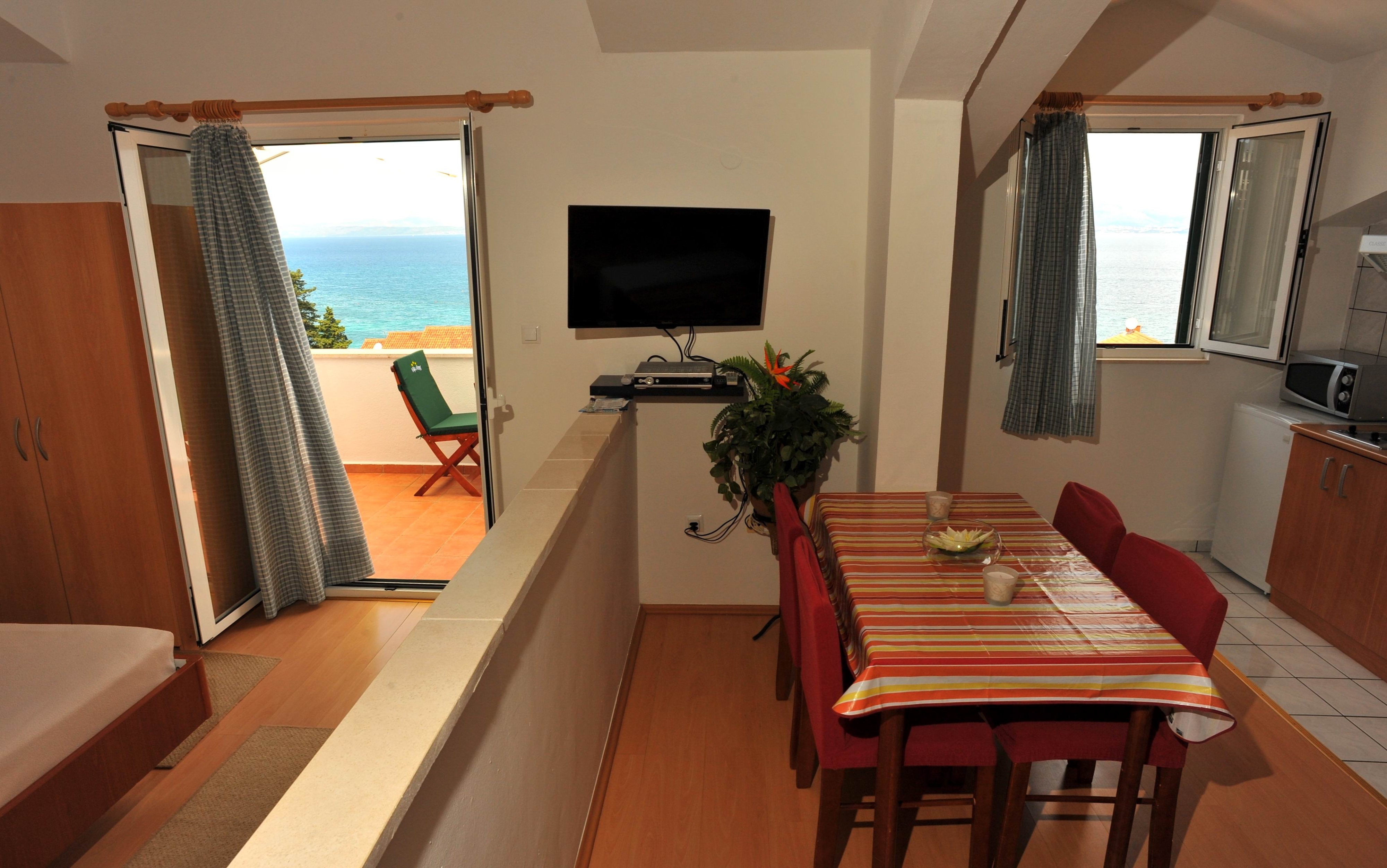 Studio flat with terrace and sea view Sutivan, Brač (AS-16846-a)