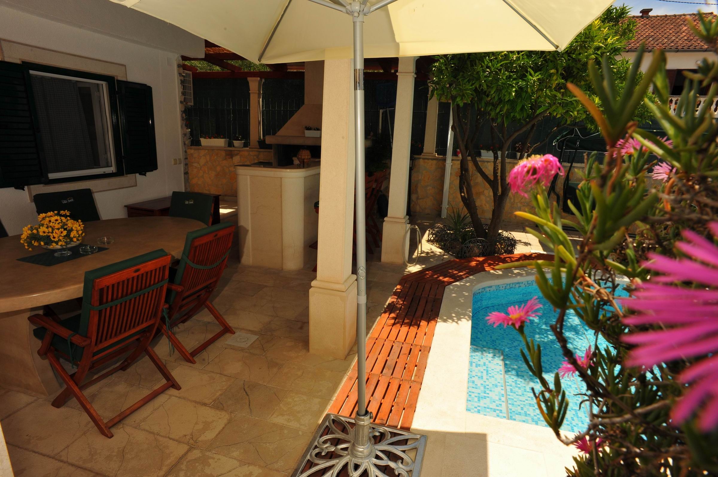 Two bedroom apartment with terrace and sea view Sutivan, Brač (A-16846-a)