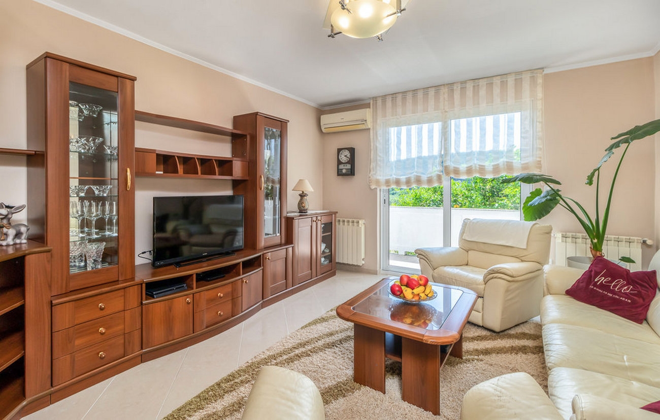 One bedroom apartment with terrace Kampor, Rab (A-16865-b)