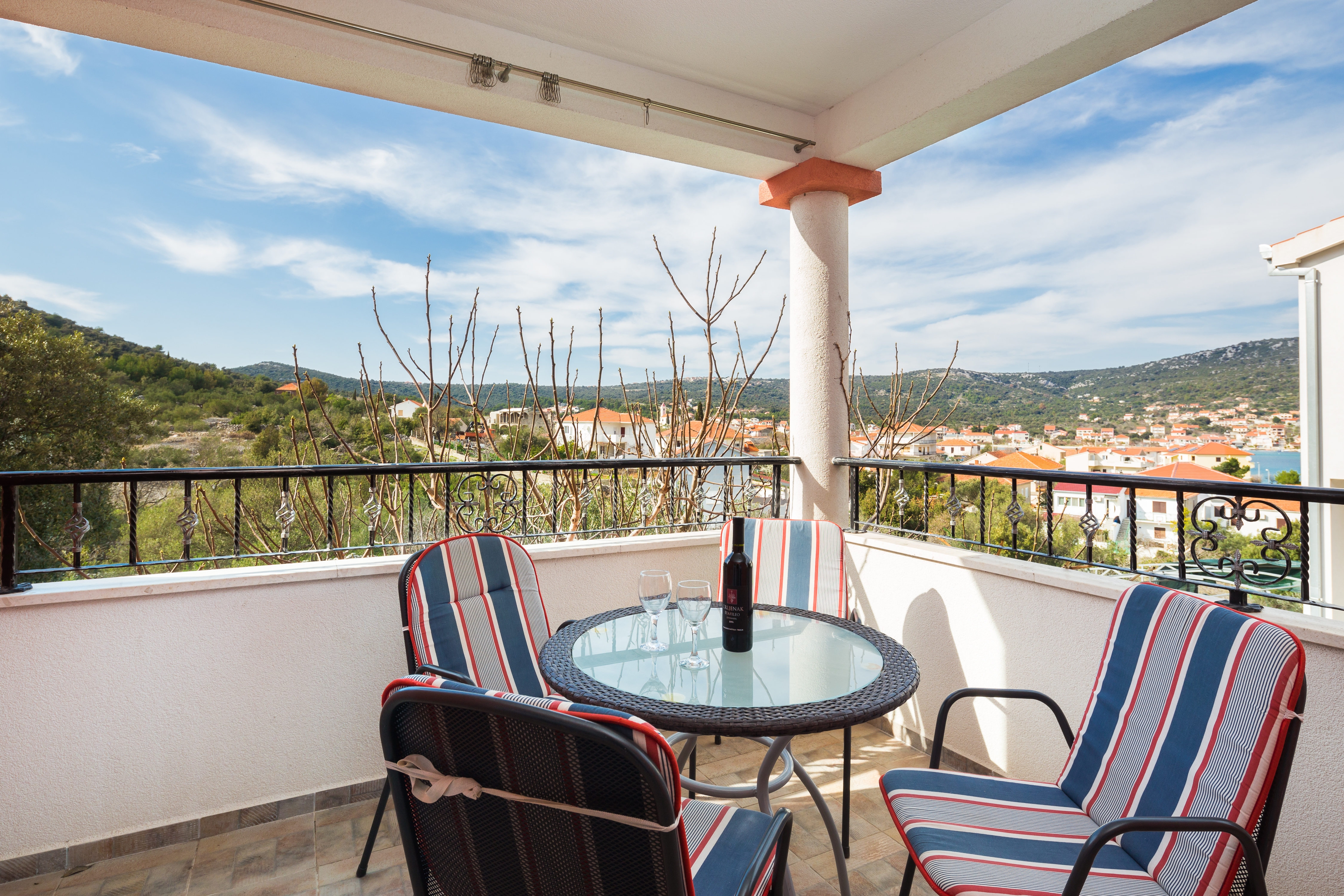 One bedroom apartment with terrace and sea view Vinišće, Trogir (A-16928-a)