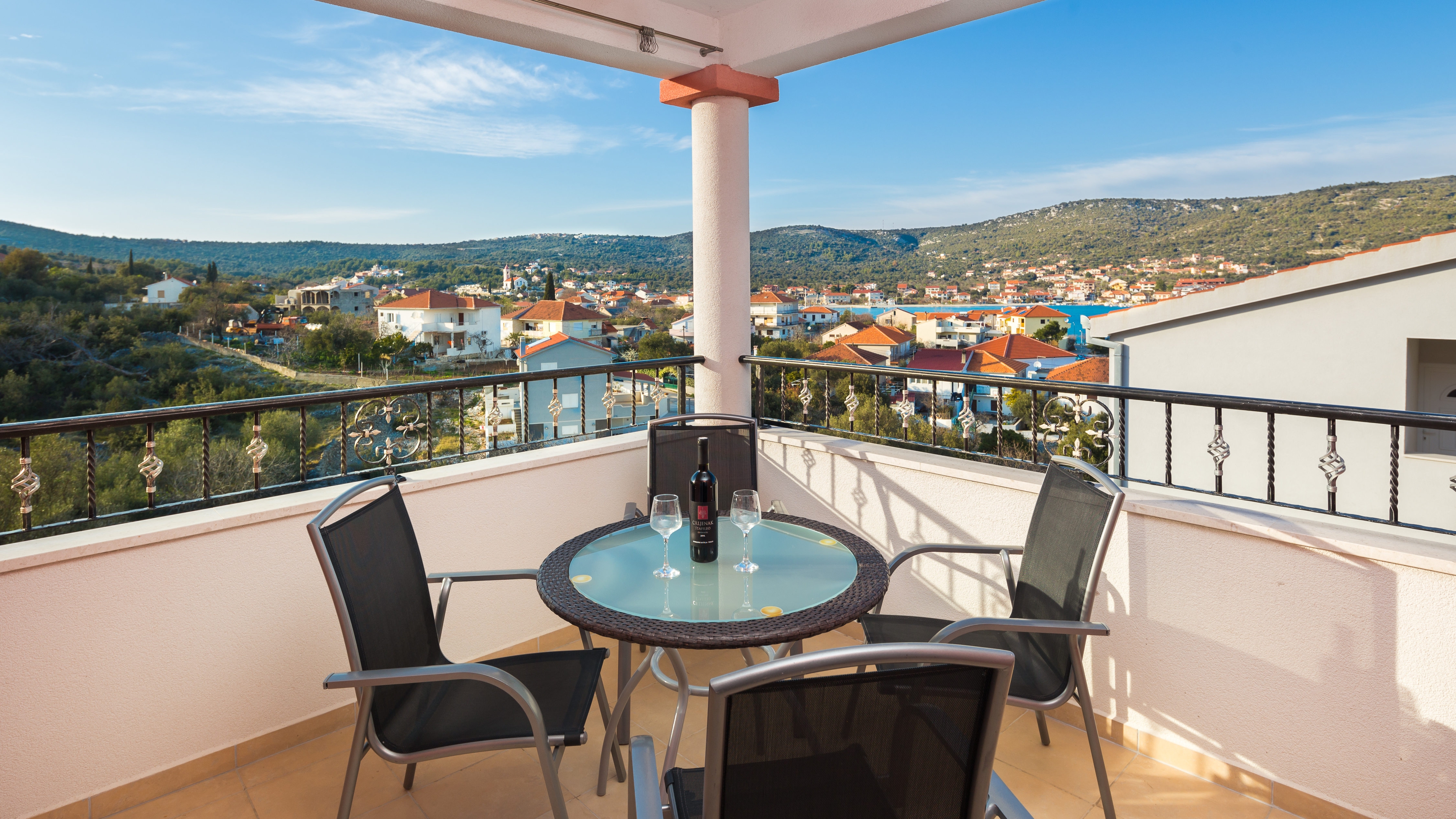 Two bedroom apartment with terrace and sea view Vinišće, Trogir  A-c