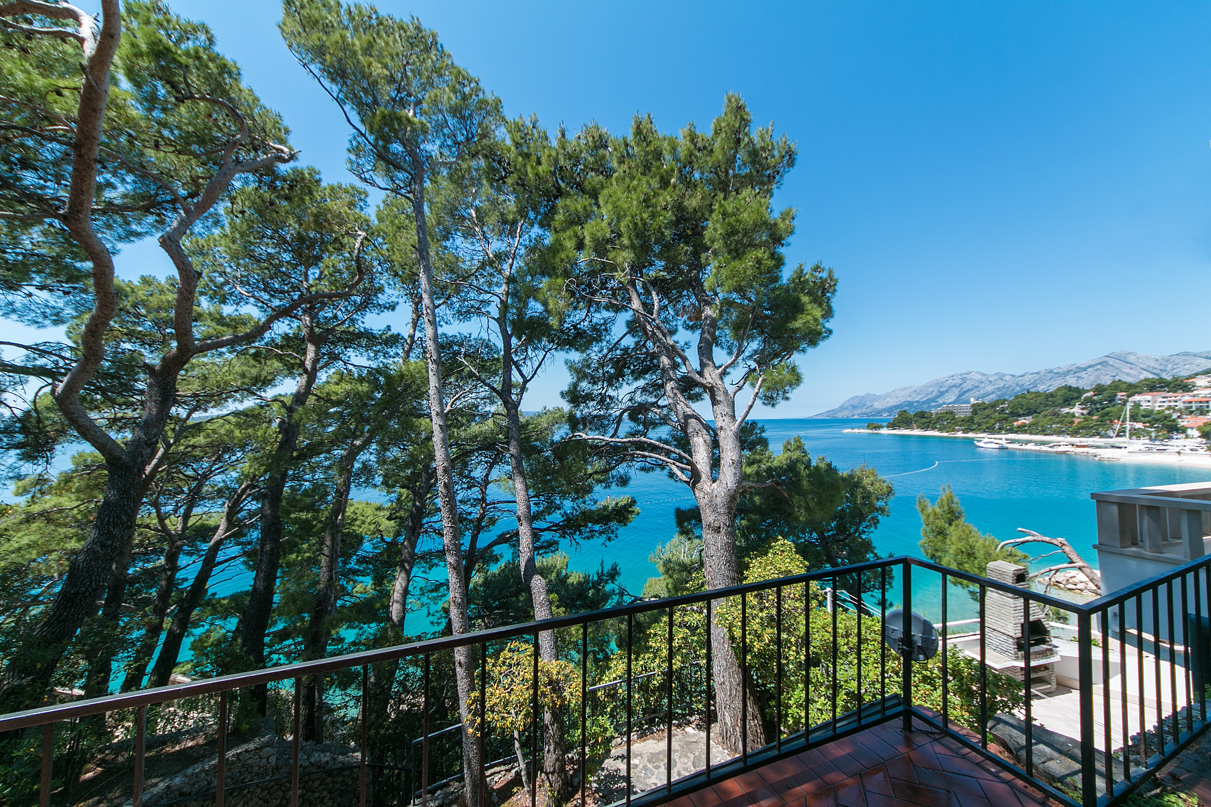 One bedroom apartment near beach Brela, Makarska  A-b