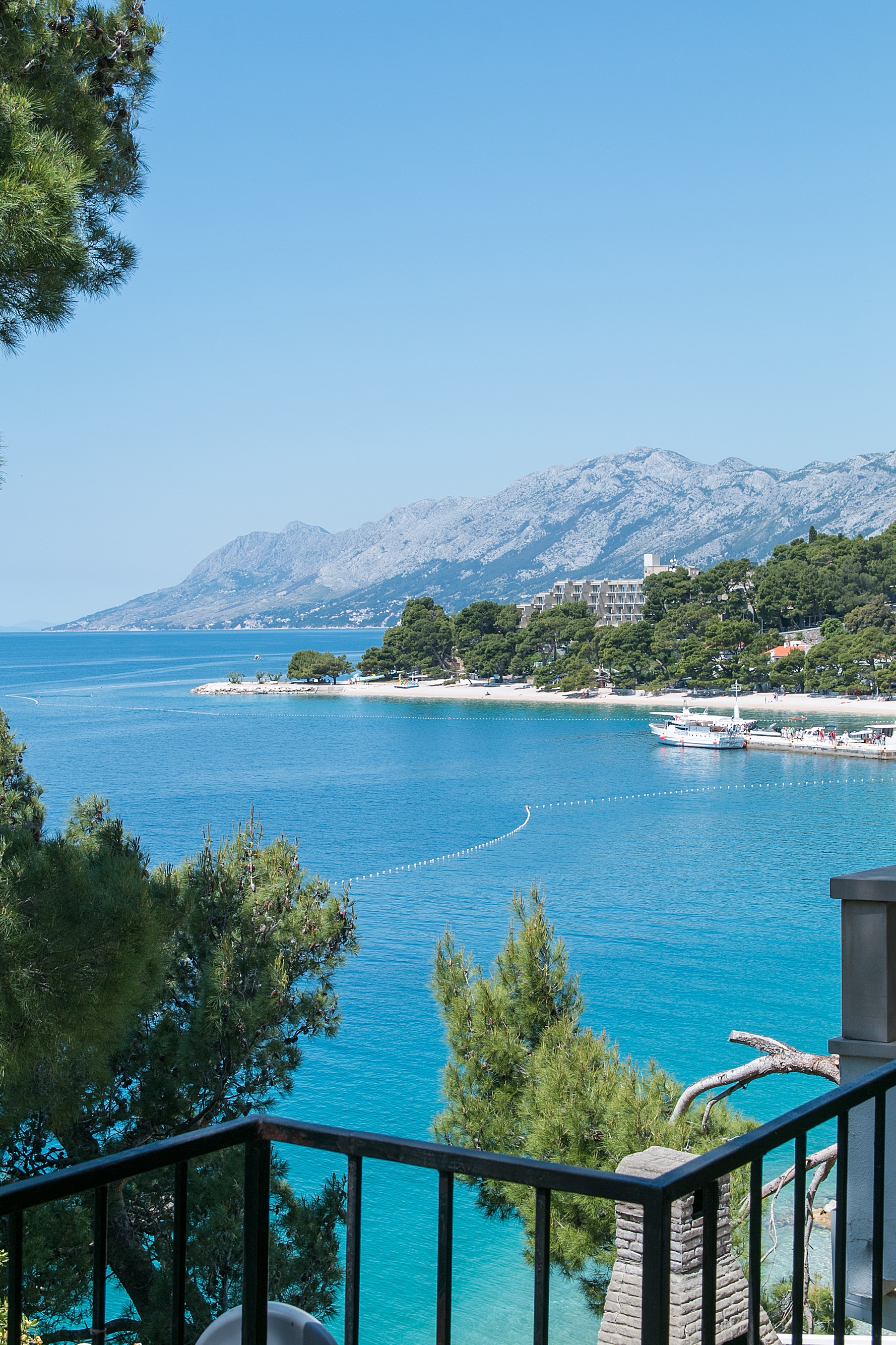 One bedroom apartment near beach Brela, Makarska  A-b