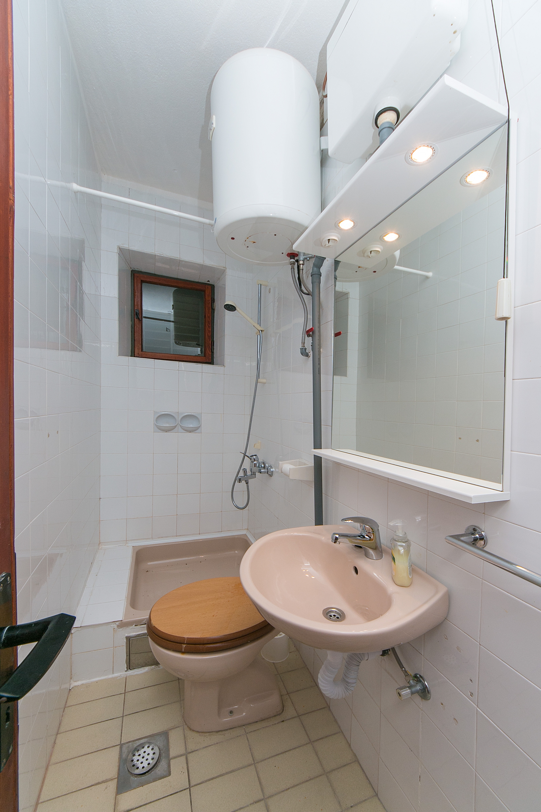 One bedroom apartment near beach Brela, Makarska  A-d