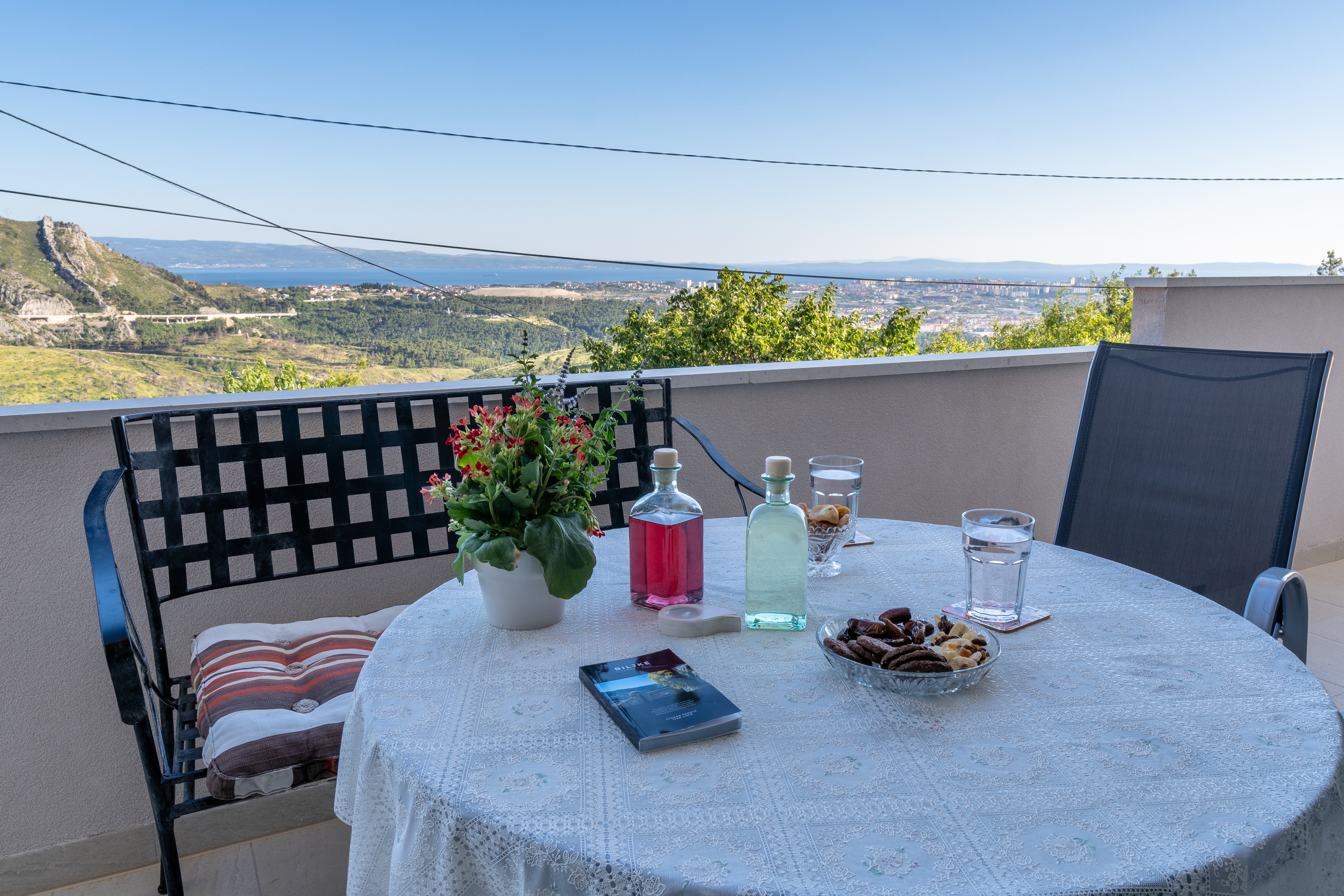 Three bedroom apartment with terrace and sea view Klis, Split  A-a
