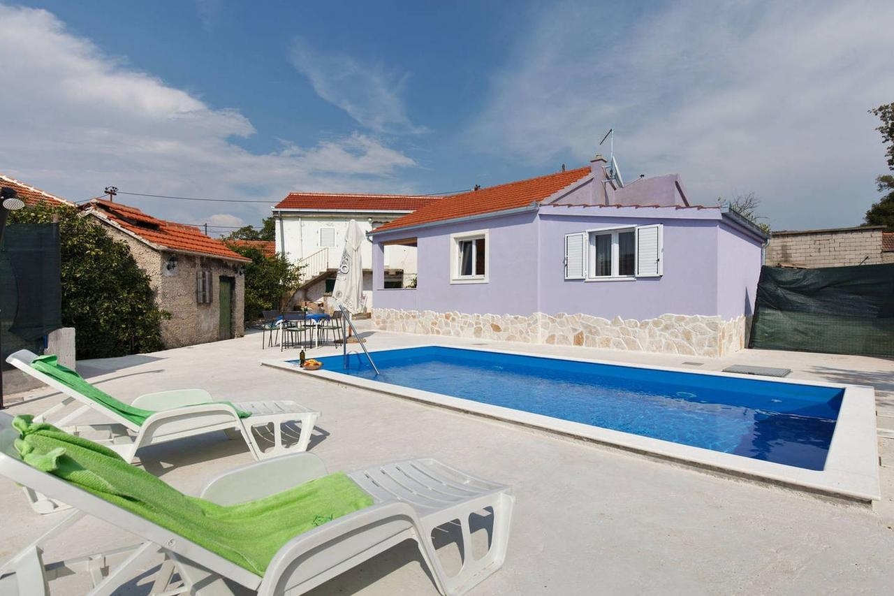 Two bedroom house with terrace Vinišće, Trogir (K-17012) Two bedroom house with terrace Vinišće, Trogir (K-17012)