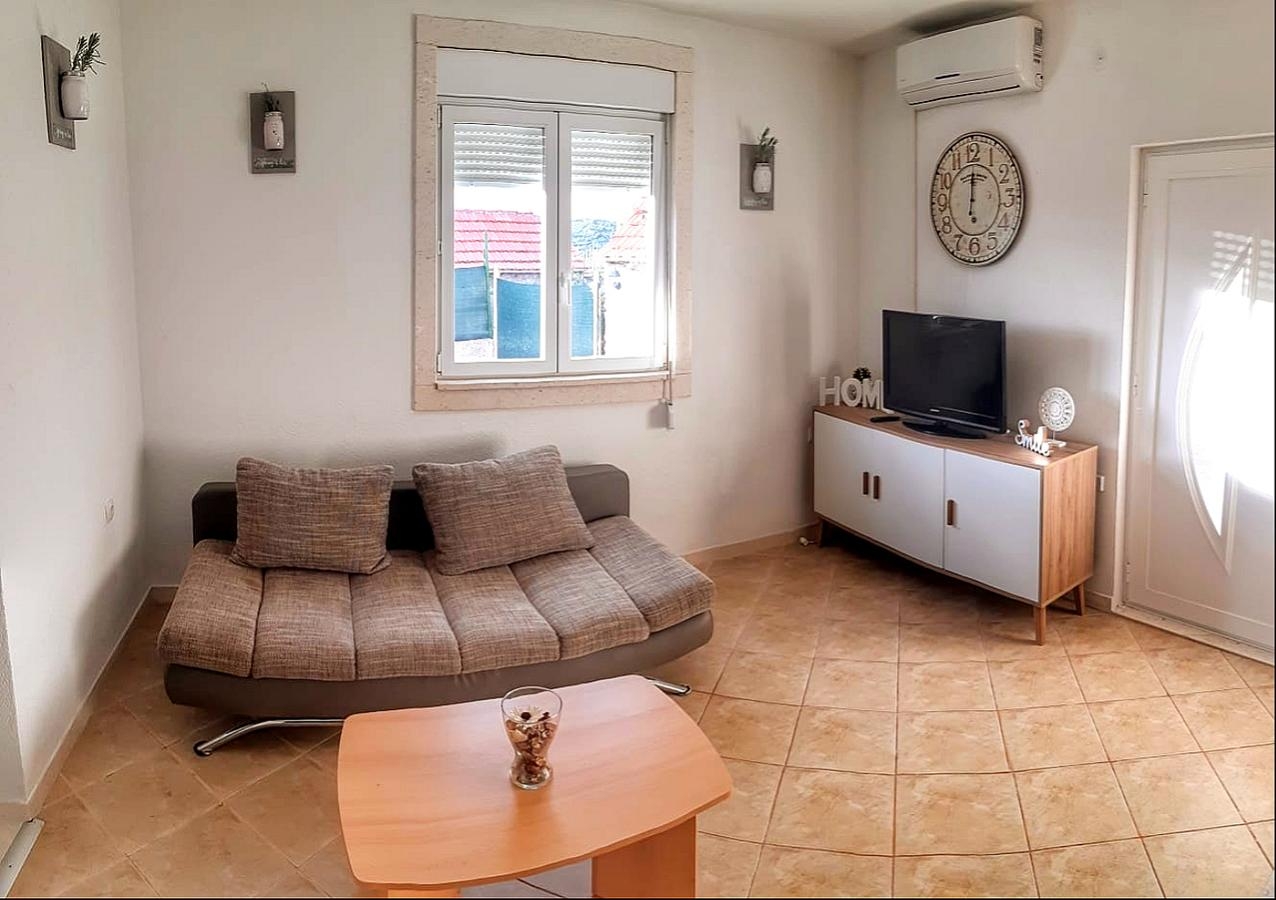 Two bedroom house with terrace Vinišće, Trogir (K-17012)