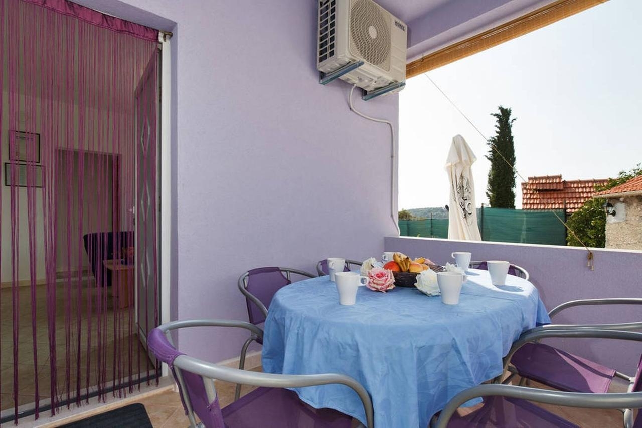 Two bedroom house with terrace Vinišće, Trogir  K