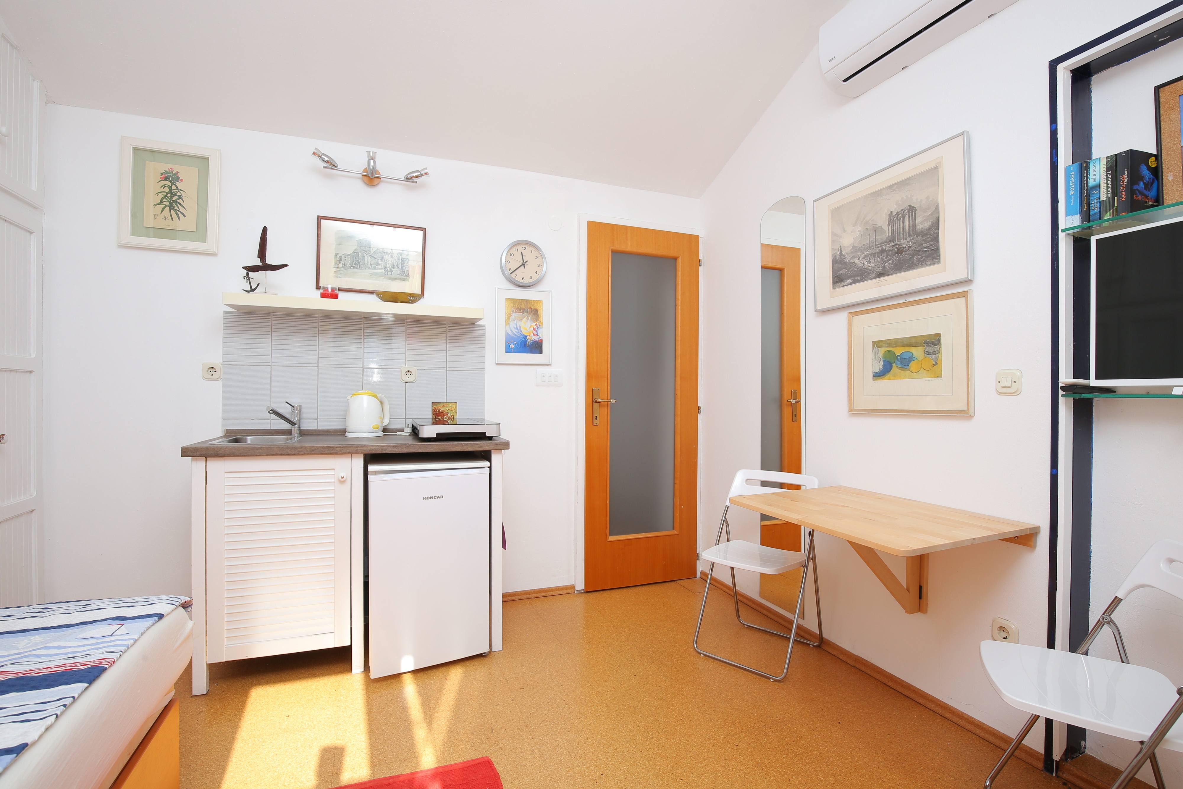 Studio flat with terrace Splitska, Brač (AS-17023-a) Studio flat with terrace Splitska, Brač (AS-17023-a)