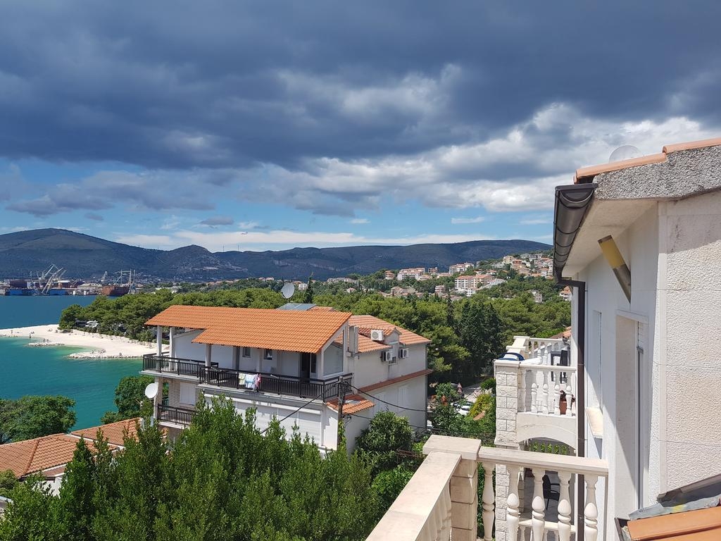 One bedroom apartment with terrace and sea view Okrug Gornji, Čiovo  A-a