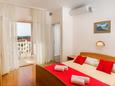 Спальня Novalja, Спальня в размещении типа studio-apartment, доступный кондиционер и WiFi.