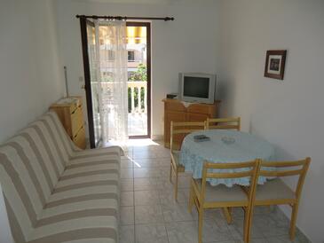 Vir, Sala de estar in the apartment, air condition available y WiFi.