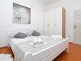 Spavaća soba Kaštel Gomilica, Spavaća soba u smještaju tipa apartment.