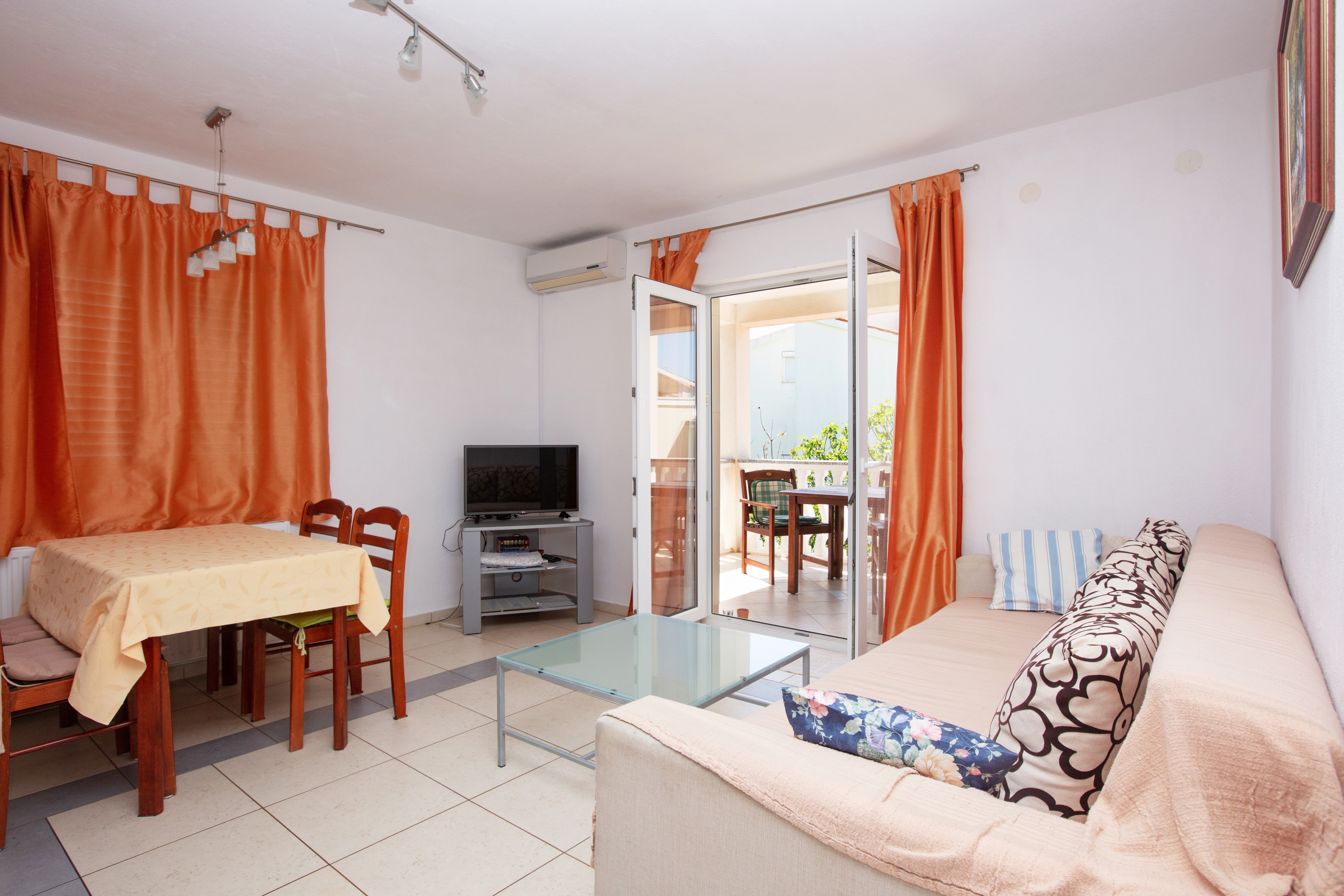 Two bedroom apartment with terrace and sea view Rogoznica (A-17129-b) Two bedroom apartment with terrace and sea view Rogoznica (A-17129-b)