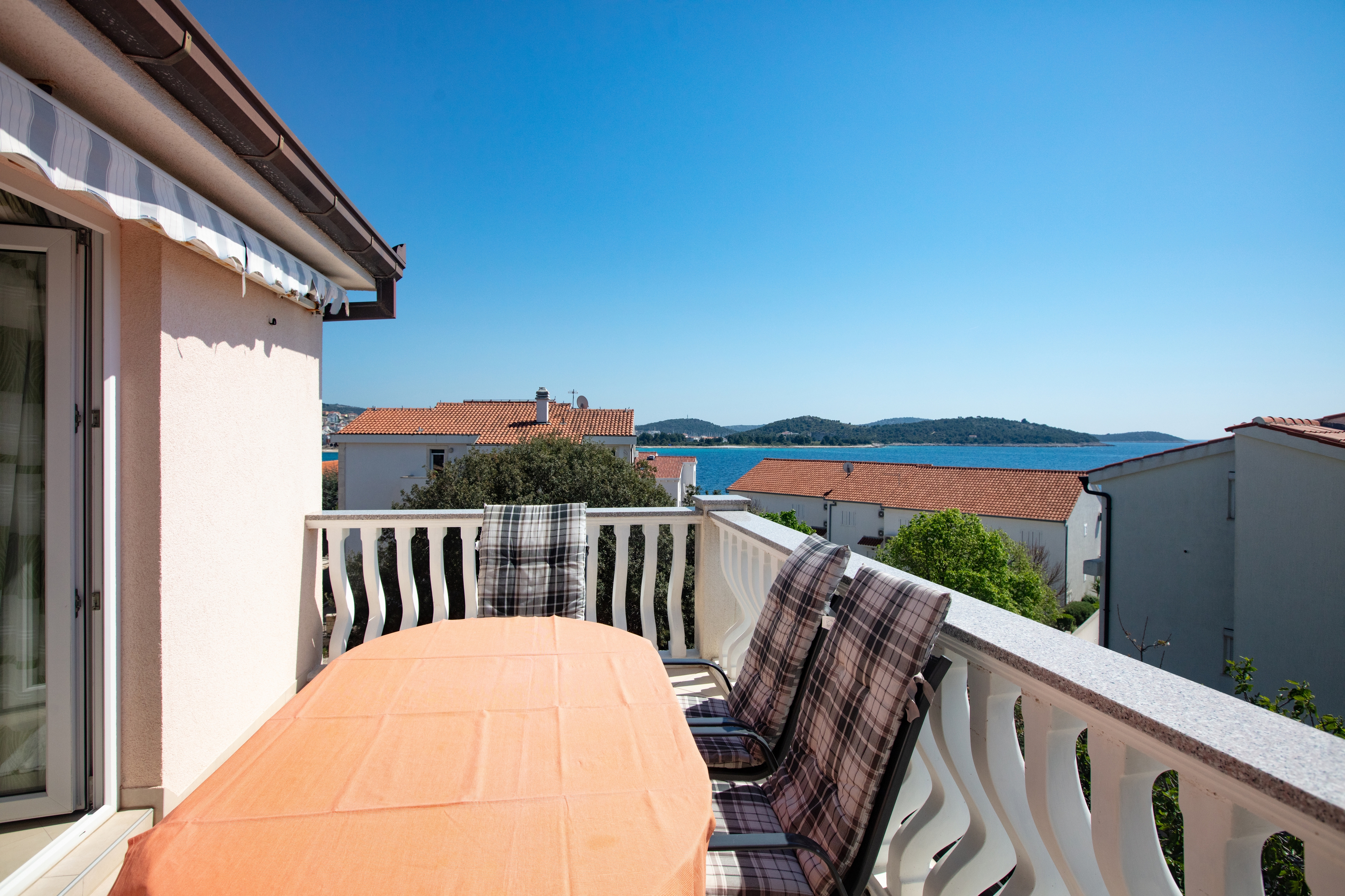 Two bedroom apartment with terrace and sea view Rogoznica  A-d