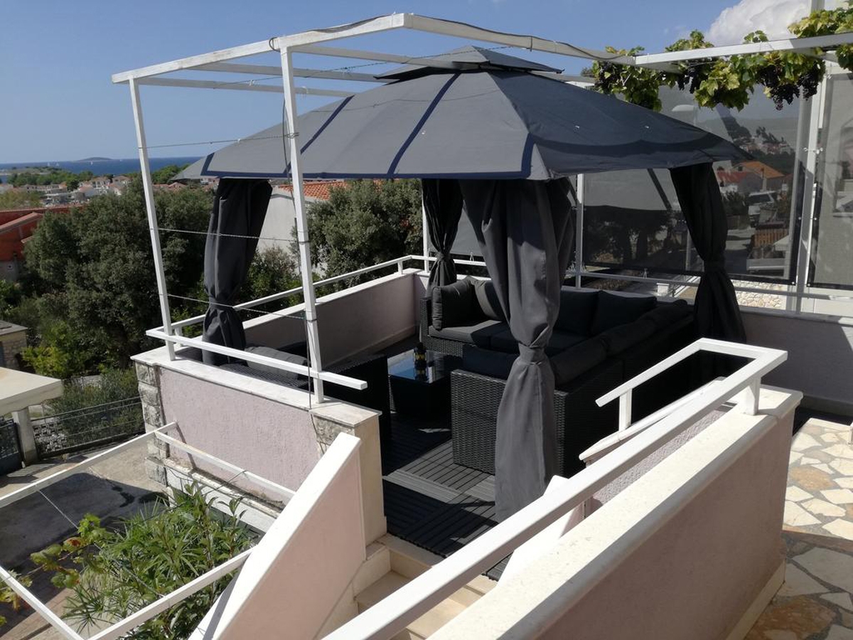 Two bedroom apartment with terrace and sea view Rogoznica  A-a