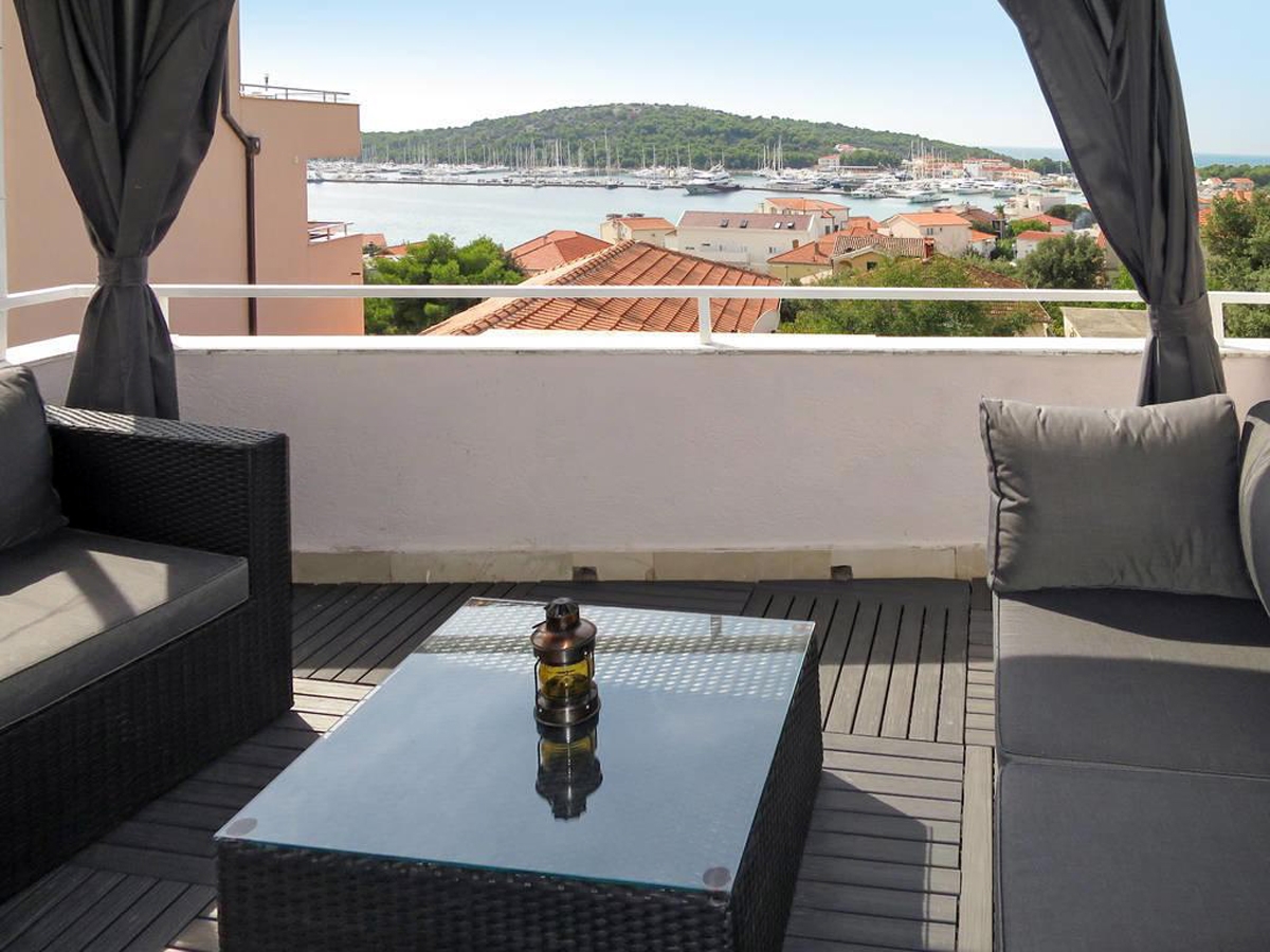 Two bedroom apartment with terrace and sea view Rogoznica  A-a
