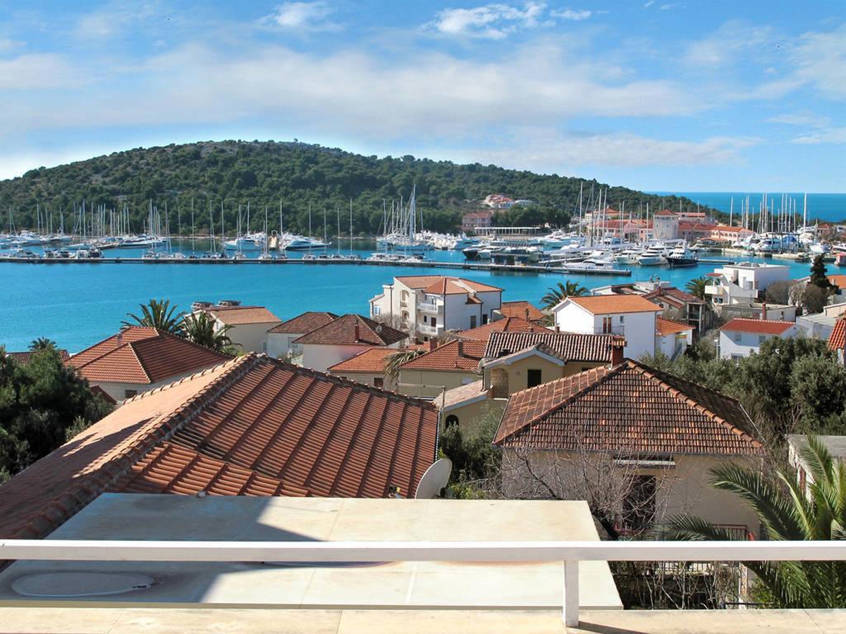 Two bedroom apartment with terrace and sea view Rogoznica  A-a