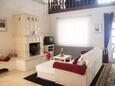 Shared living room 1 Molunat, Shared living room 1 in the room, (pet friendly) and WiFi.