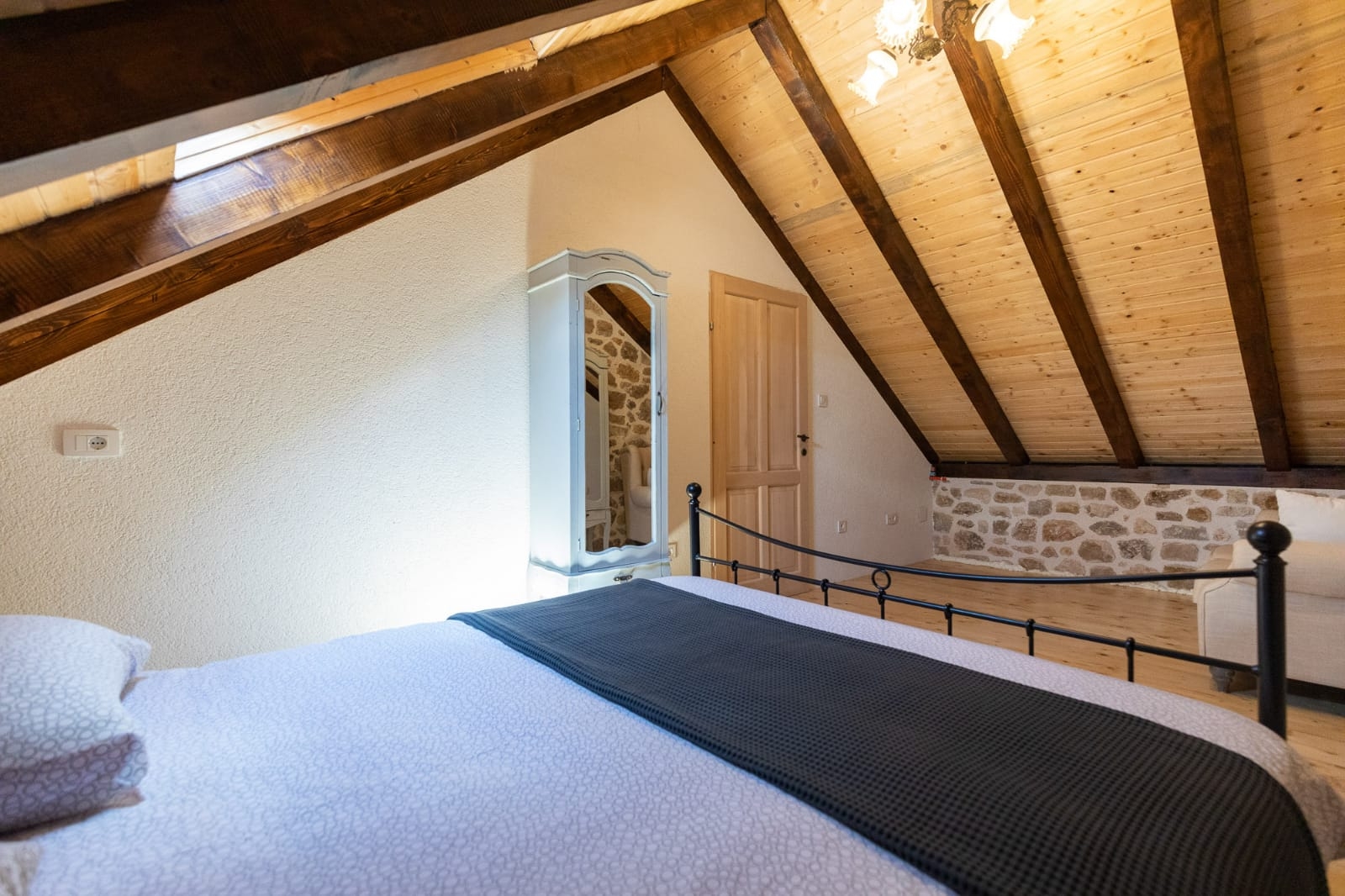 Four bedroom house with air-conditioning Bogatić, Krka  K