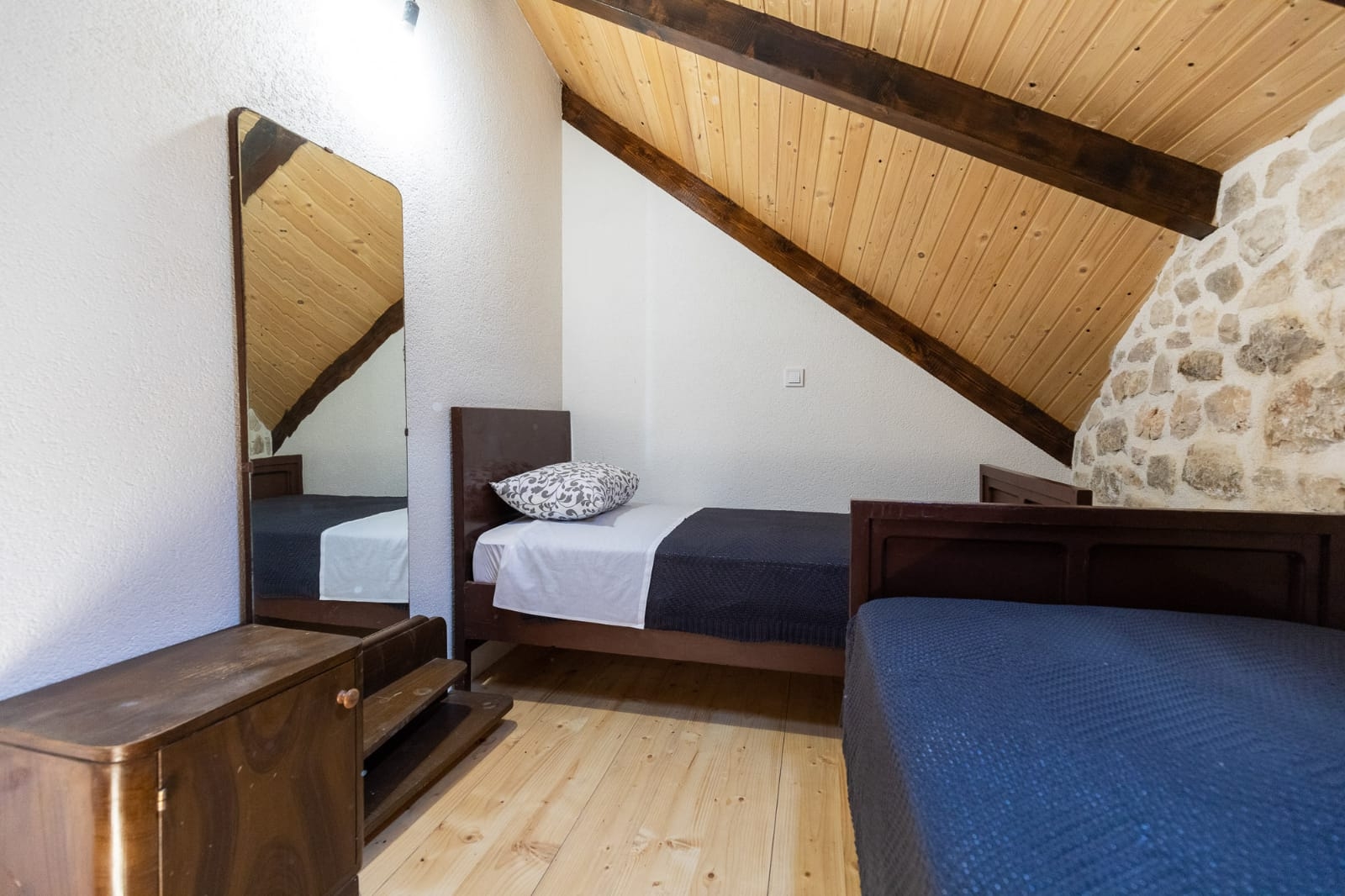 Four bedroom house with air-conditioning Bogatić, Krka  K