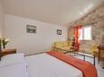 Ložnice 1 Drvenik Veliki, Ložnice 1 v ubytování typu room, domácí mazlíčci povoleni a WiFi.