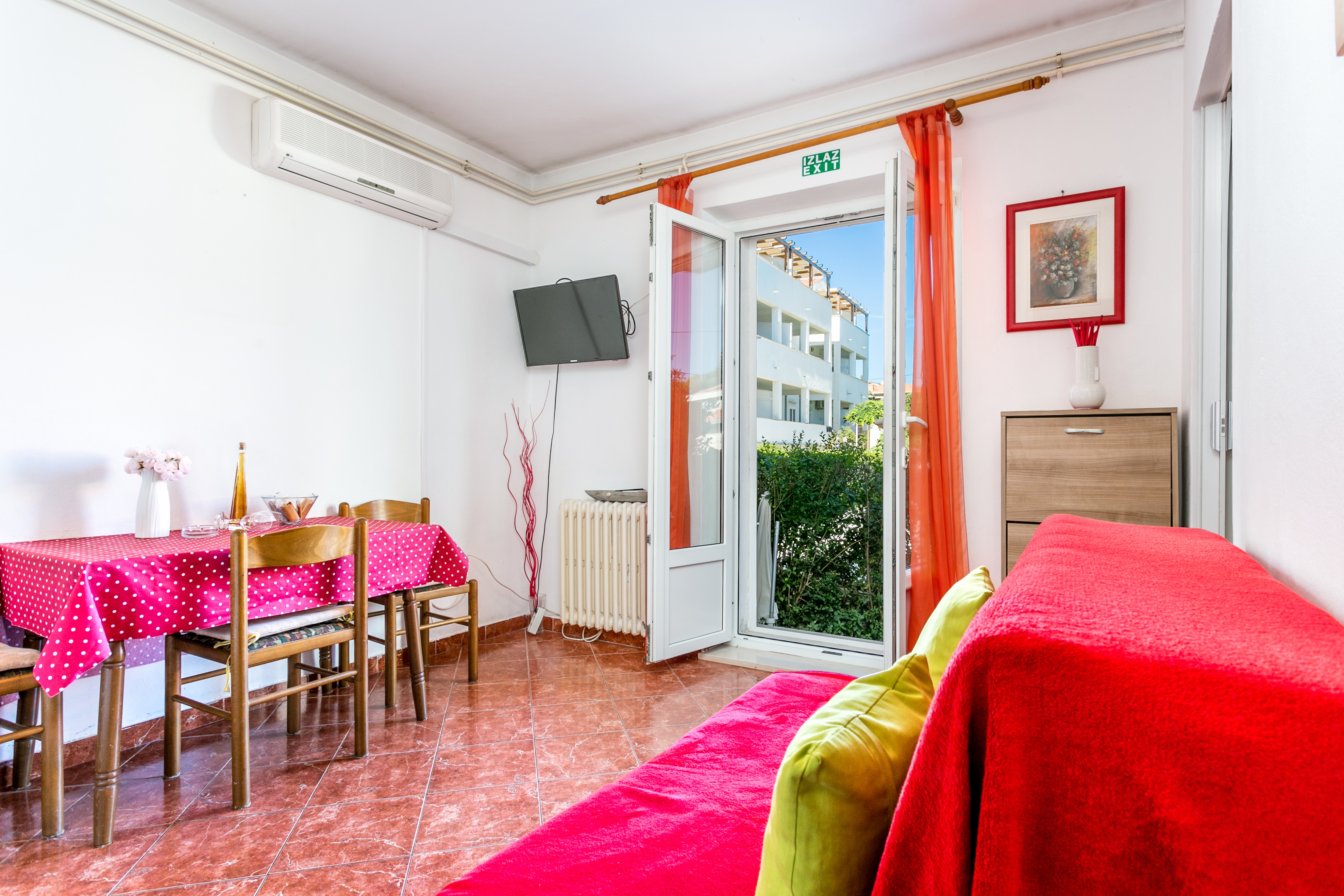 One bedroom apartment with terrace Supetar, Brač (A-17227-a)