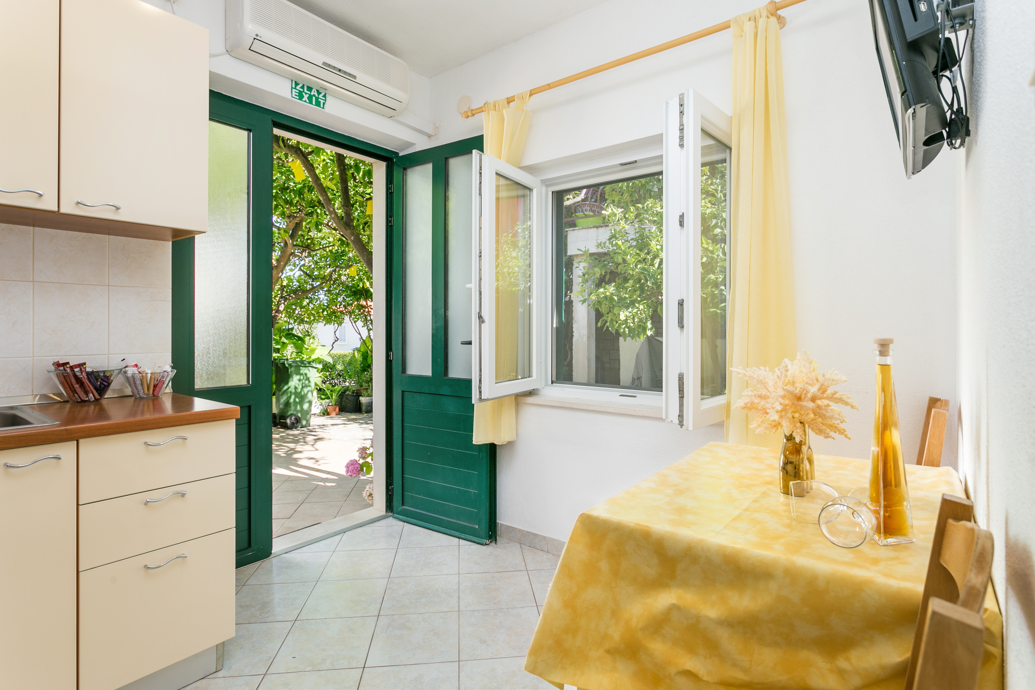 One bedroom apartment with terrace Supetar, Brač (A-17227-b) One bedroom apartment with terrace Supetar, Brač (A-17227-b)