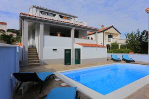 Seaside family friendly house with a swimming pool Slatine, Ciovo - 17231