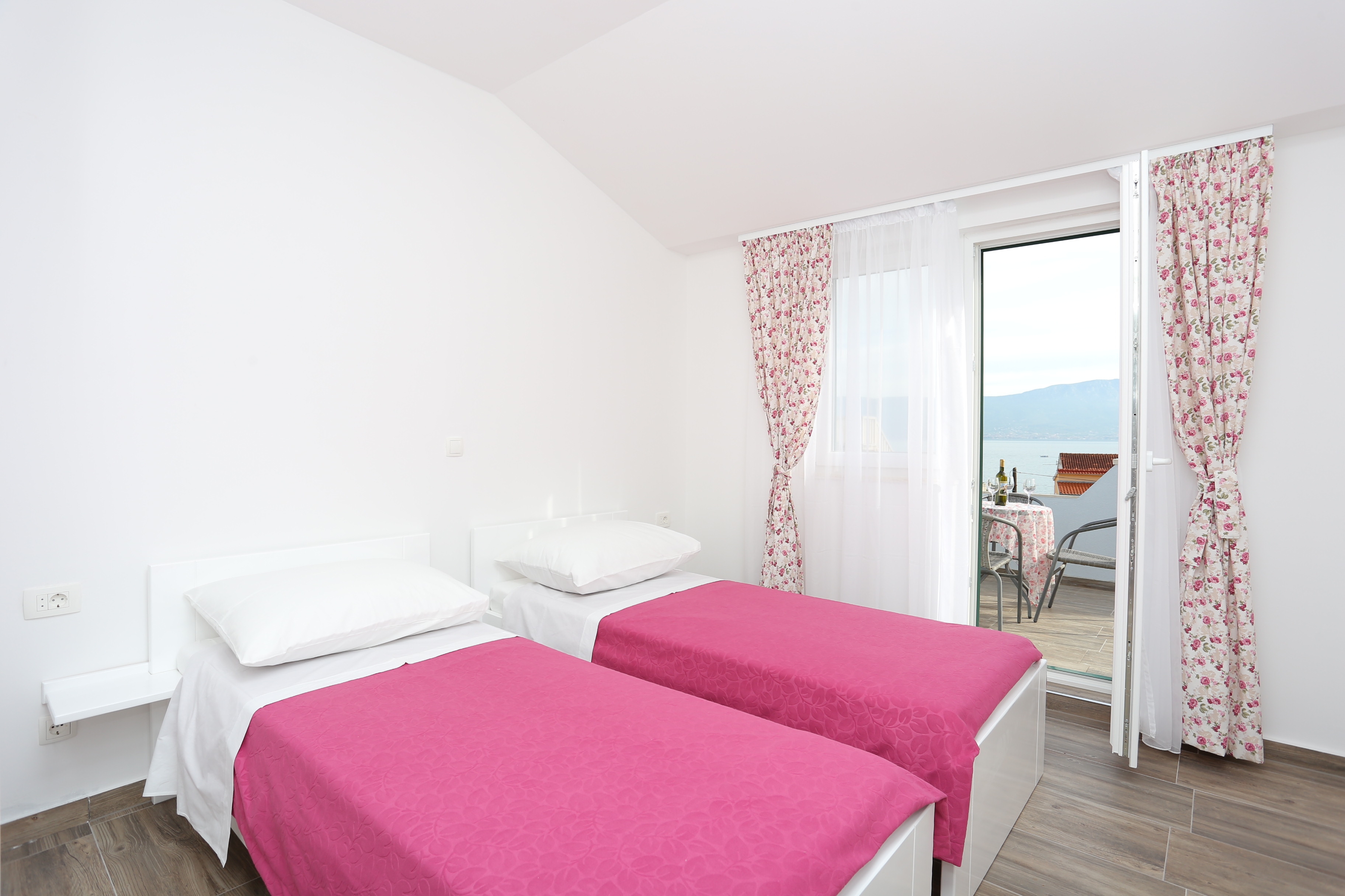 Four bedroom house with terrace and sea view Slatine, Čiovo  K