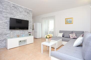 Slatine, Living room in the house, air condition available and WiFi.