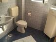Ванная комната Lumbarda, Ванная комната в размещении типа apartment, Домашние животные допускаются и WiFi.