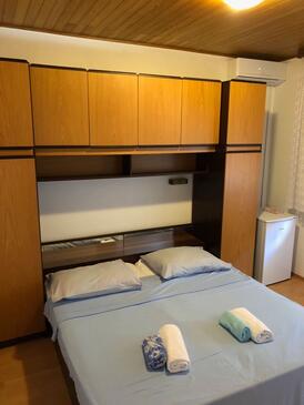 Slaapkamer Baška Voda, Slaapkamer in the room, air condition available en WiFi.