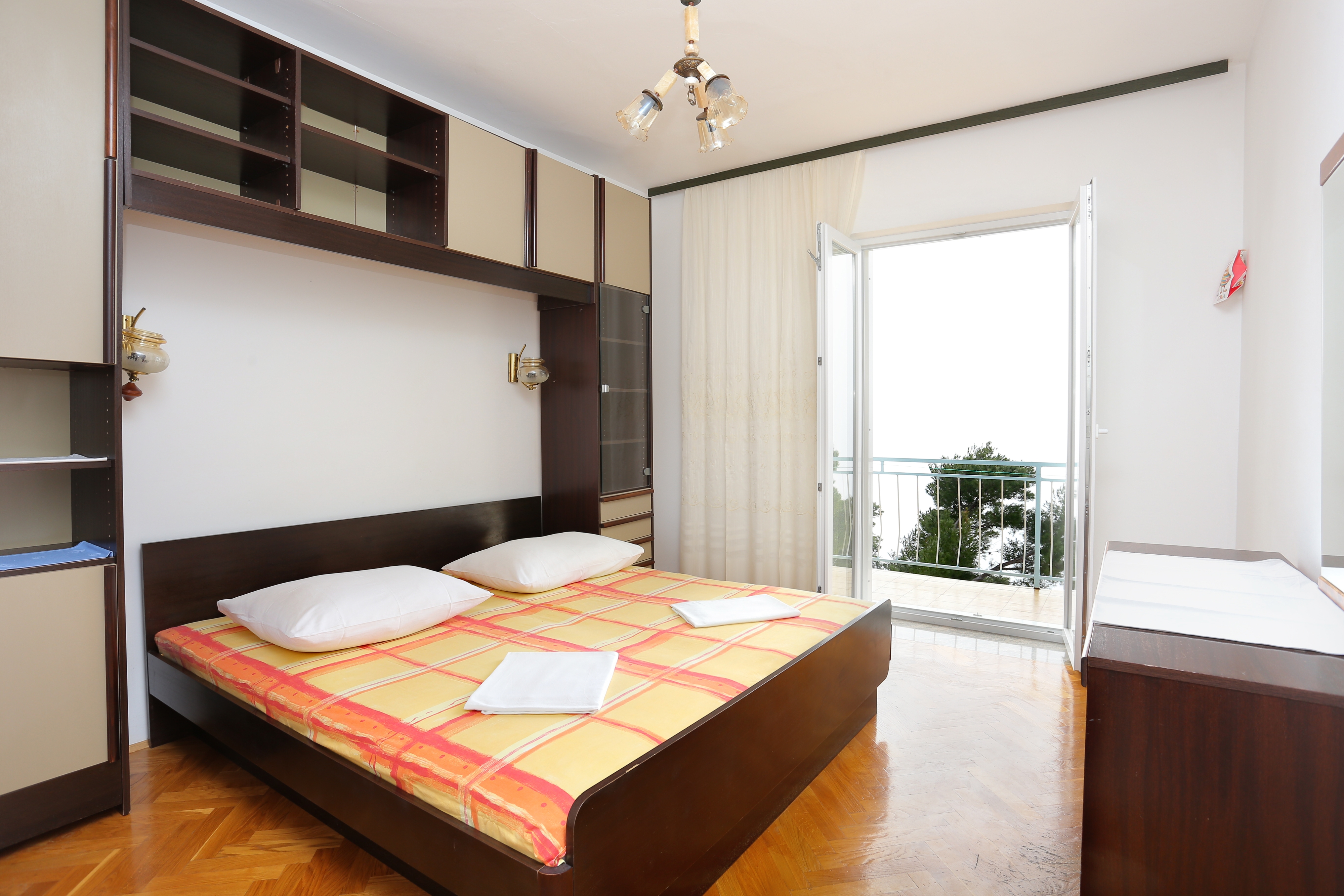 Room with balcony and sea view Brela, Makarska (S-17281-a)