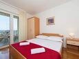 Ložnice 2 Igrane, Ložnice 2 v ubytování typu apartment, s klimatizací a WiFi.