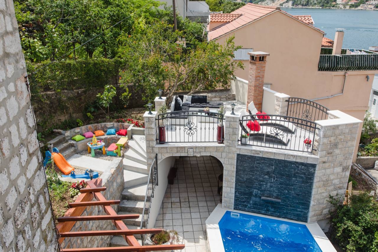 Three bedroom apartment near beach Sustjepan, Dubrovnik  A-a
