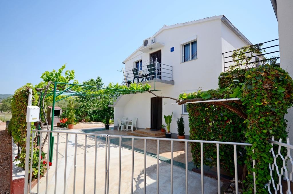 Dvosobni apartma S teraso Rogoznica  A-a