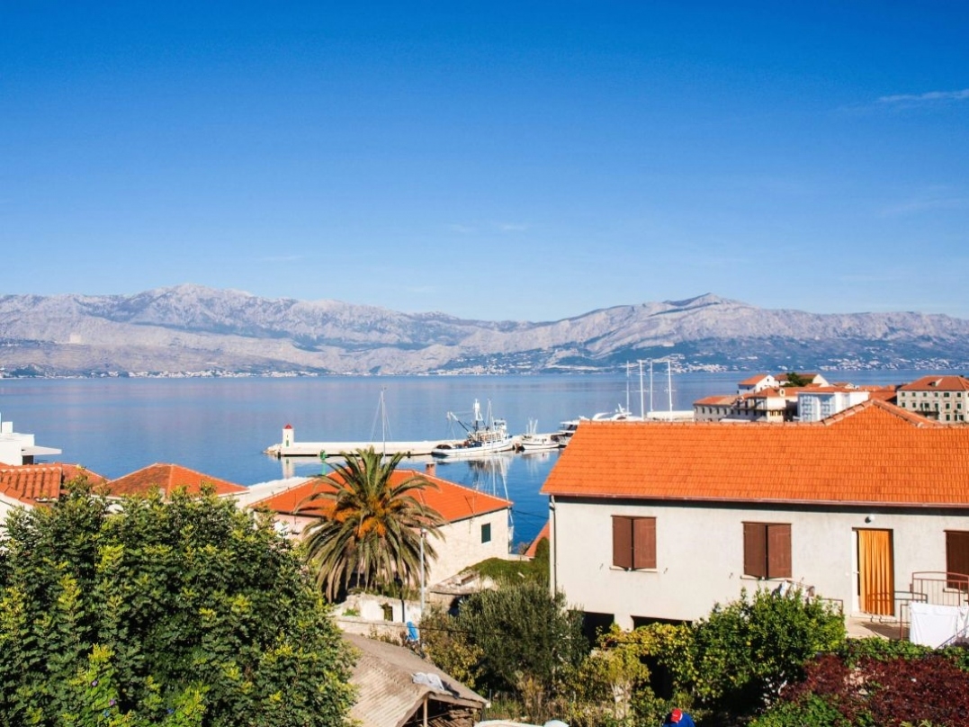 One bedroom apartment with terrace and sea view Postira, Brač  A-c