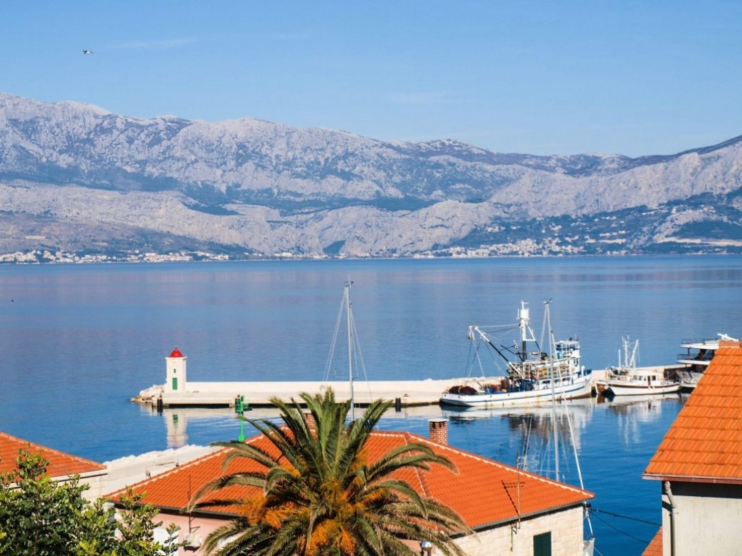 One bedroom apartment with terrace and sea view Postira, Brač  A-c