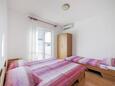 Spavaća soba Vodice, Spavaća soba u smještaju tipa apartment, dostupna klima i WiFi.