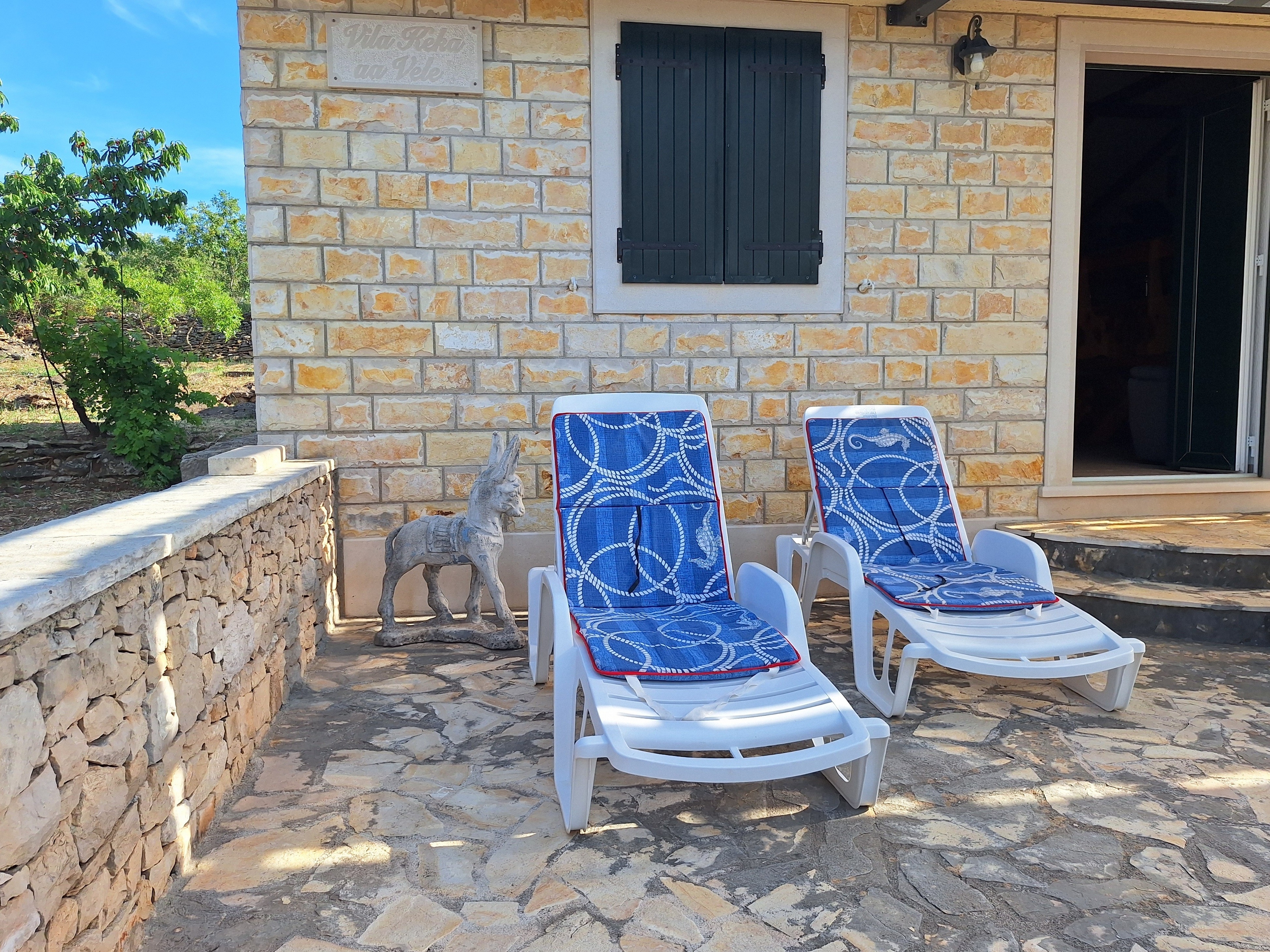 One bedroom house with terrace and sea view Supetar, Brač  K